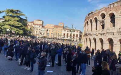 Manifestazione dei gestori di locali oggi in Piazza Bra