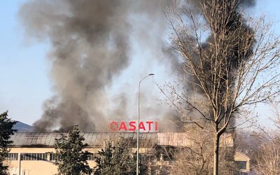 Ultima ora: vasto incendio al Colorificio Casati